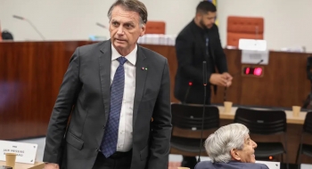 PF cumpre mandados na casa de Jair Bolsonaro, que usará tornozeleira